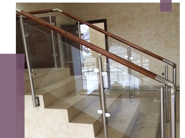 Комбинированные перила из металла и дерева в Ахтубинске