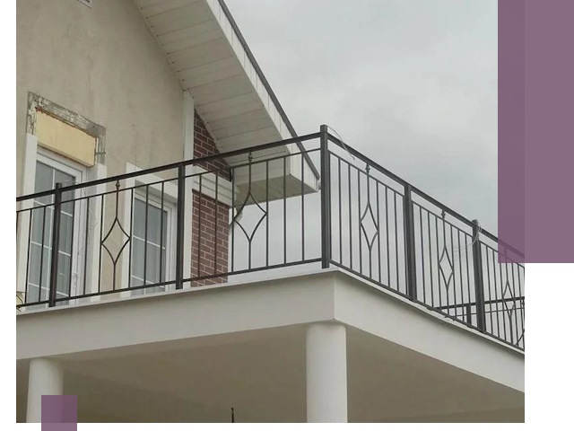 Изготовление балконных ограждений в Ахтубинске из металла и стекла